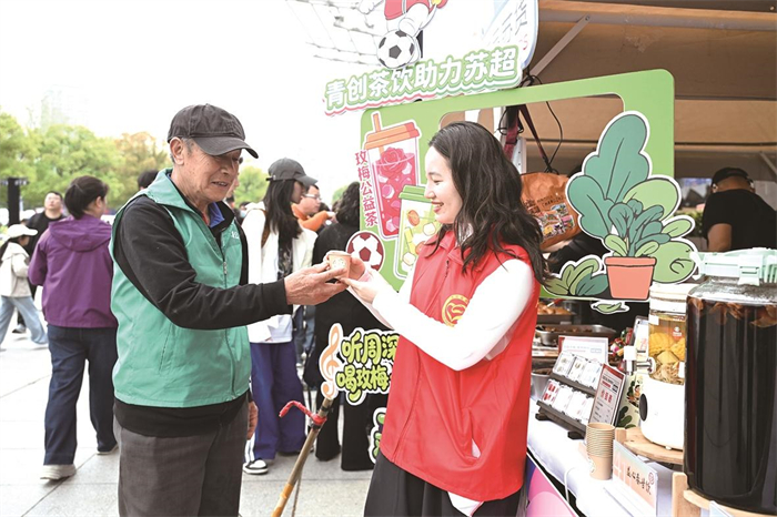 赛场外，还有一群人在全力以赴