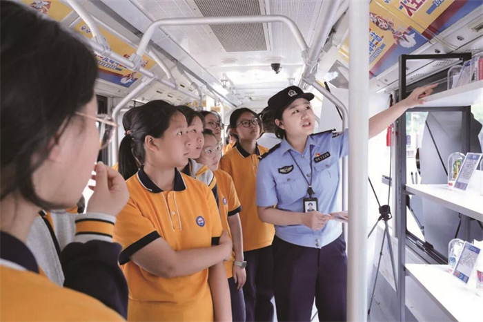 “禁毒快闪车”驶入校园